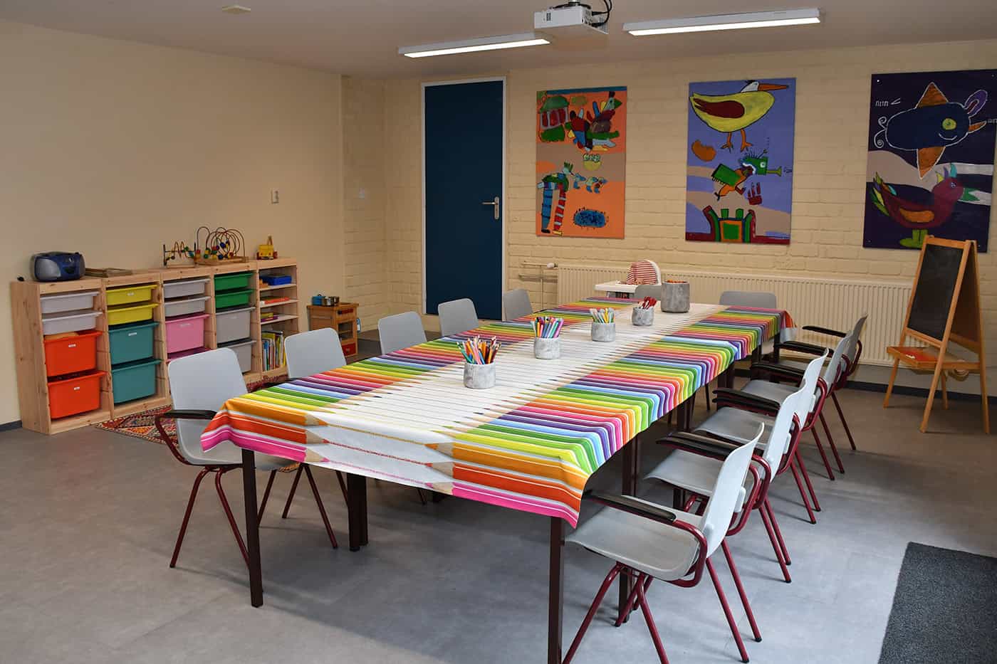 De kerkzaal is voorzien van camera's en beamers.
Online uitzendingen zijn mogelijk. De overige zalen zijn voorzien van een beamer.